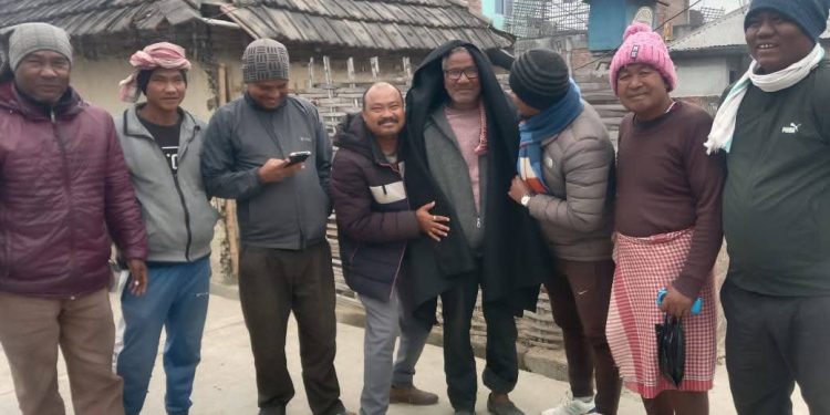 लहानमा मेयर कम्बल छोडेर फरार, संघर्ष समितिले बाँड्यो गाउँवासीलाई