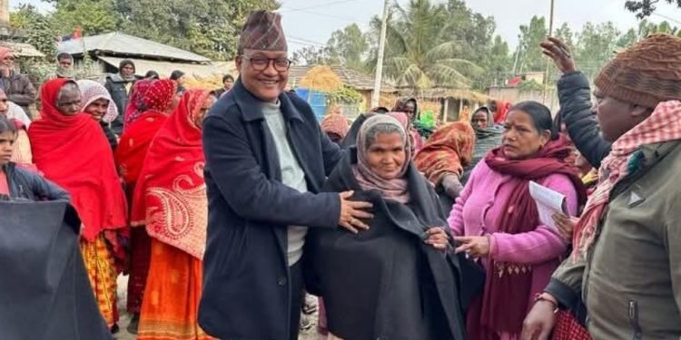 शीतलहर पीडितलाई लहानमा कम्बल वितरण