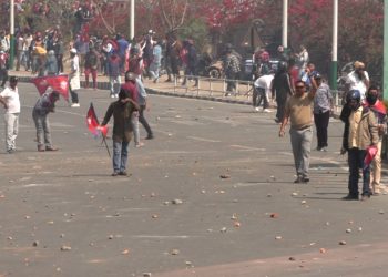 तीनकुने प्रदर्शन : प्रहरीको बन्दुक खोस्नेसहित १०५ जना पक्राउ, दुर्गा प्रसाईं फरार