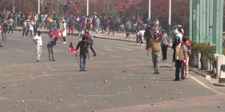 तीनकुने प्रदर्शन : प्रहरीको बन्दुक खोस्नेसहित १०५ जना पक्राउ, दुर्गा प्रसाईं फरार