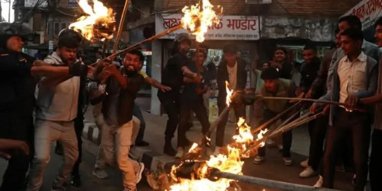 अखिल क्रान्तिकारीद्वारा गृहमन्त्रीको राजीनामाको माग गर्दै पुत्ला दहन