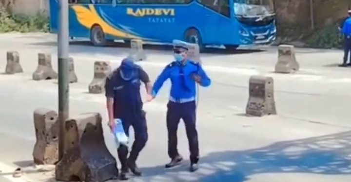 नागढुंगामा ट्राफिक इन्स्पेक्टरबाट प्रहरी जवान कुटिए भिडिओ सार्वजनिक, आन्तरिक छानबिन सुरु