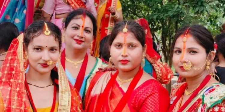 पति दीर्घायुको कामनामा वट वृक्षको पूजा, दिनभर निराहार बस्दै ब्रतालु