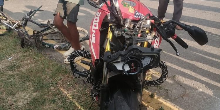 सिरहामा मोटरसाइकल र साइकल ठोक्किँदा तीनजनाको मृत्यु