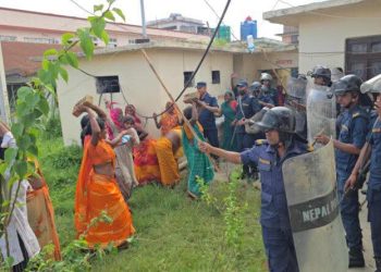 सिरहा अस्पतालमा बालकको मृत्युपछि झडप, ९ प्रहरीसहित १० जना घाइते