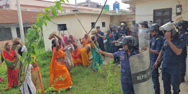 सिरहा अस्पतालमा बालकको मृत्युपछि झडप, ९ प्रहरीसहित १० जना घाइते