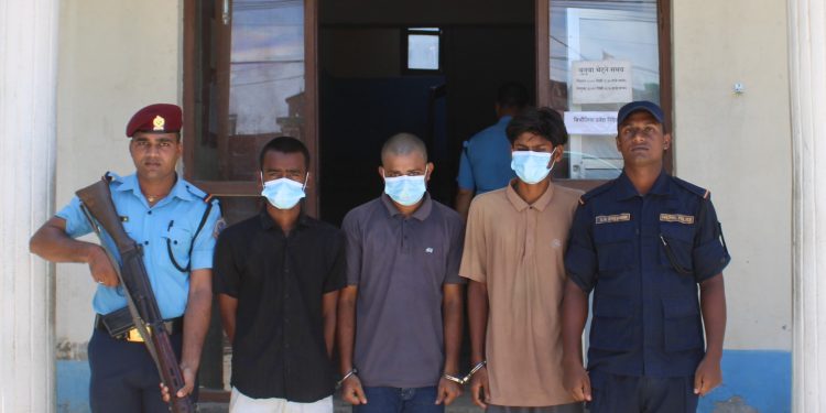 मिर्चैयामा लागुऔषधसहित तीन जना पक्राउ