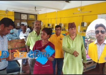 बिरामीलाई फलफूल वितरण गर्दै अध्यक्ष महतोले सुरु गरे कार्यकालको पहिलो कार्यक्रम