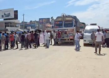 लहानमा सडक निर्माणको माग गर्दै चक्काजाम