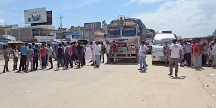 लहानमा सडक निर्माणको माग गर्दै चक्काजाम