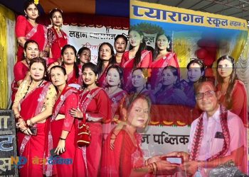 प्यारागन स्कुलका प्रीन्सिपल उमेश चौधरीद्वारा ब्रतालु  महिलालाई सम्मान