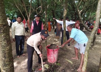 लहानमा एनसीसी अल्मुनाईको पहलमा राज देवी मन्दिर सरसफाइ