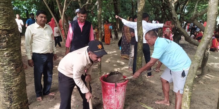 लहानमा एनसीसी अल्मुनाईको पहलमा राज देवी मन्दिर सरसफाइ