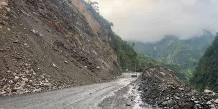 निरन्तर वर्षाले मुग्लिन–नारायणगढ र नागढुंगा–मुग्लिन सडकमा पहिरो, यातायात प्रभावित