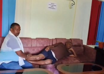 सप्तरीको अग्निसाईर कृष्णासवरण गाउँपालिकाका अध्यक्षको खुट्टा मालिसको भिडियो भाइरल, चौधरीले दिए स्पष्टीकरण