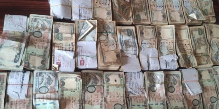 सप्तरीमा स्रोत नखुलेको २३ लाख रुपैयाँ र इलेक्ट्रोनिक सामग्रीसहित दुई जना पक्राउ