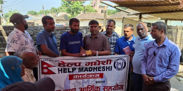 सिरहा धनगढीमाईका बिरेन्द्र ठाकुरलाई हेल्फ मधेसीद्वारा ६५ हजार सहयोग