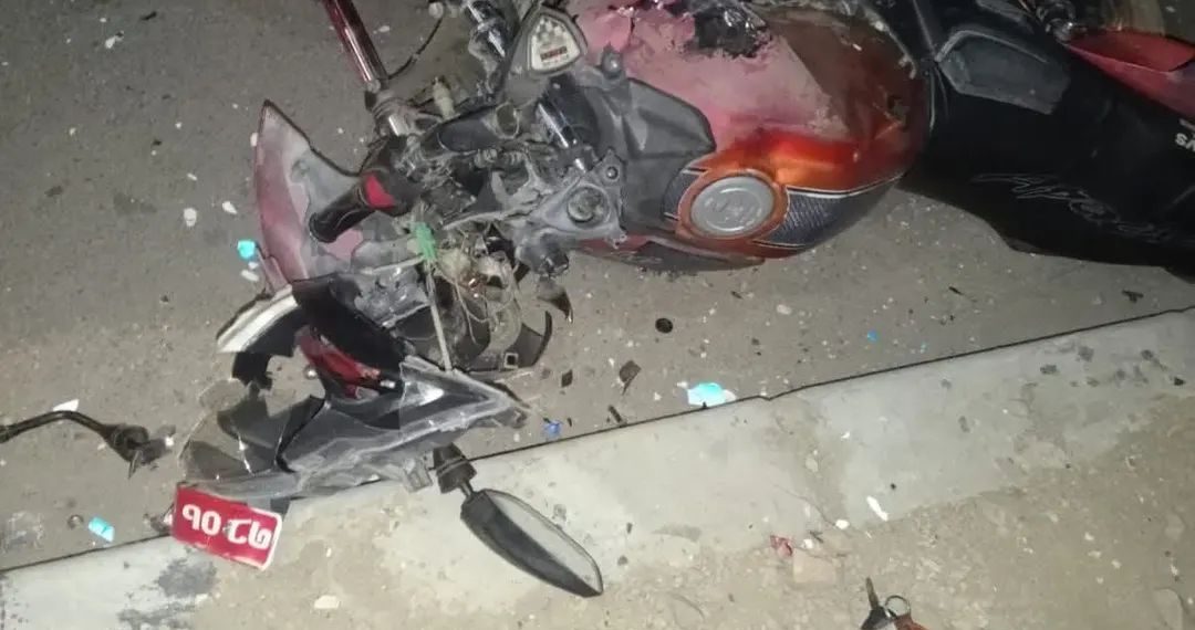 सिरहामा बस–मोटरसाइकल ठोक्किँदा २ युवकको मृत्यु, १ किशोर सख्त घाइते