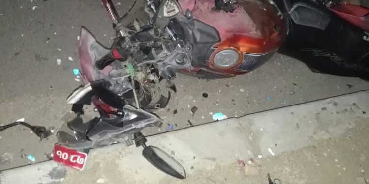 सिरहामा बस–मोटरसाइकल ठोक्किँदा २ युवकको मृत्यु, १ किशोर सख्त घाइते
