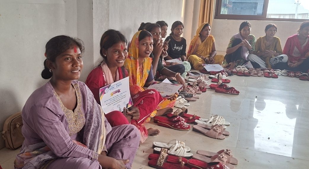हिंसा प्रभावित महिलालाई आत्मनिर्भर बनाउन चप्पल बनाउने तालिम