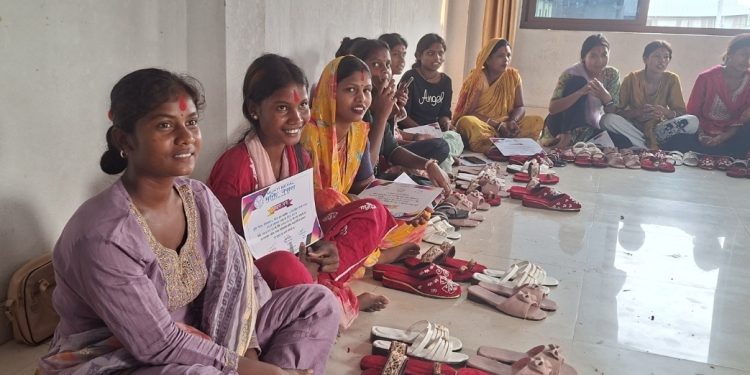 हिंसा प्रभावित महिलालाई आत्मनिर्भर बनाउन चप्पल बनाउने तालिम