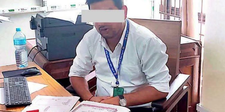 कर परीक्षणको नाममा ५ लाख घुस मागेको आरोपमा लहानका कर अधिकृत रंगे हात अख्तियारको फन्दामा