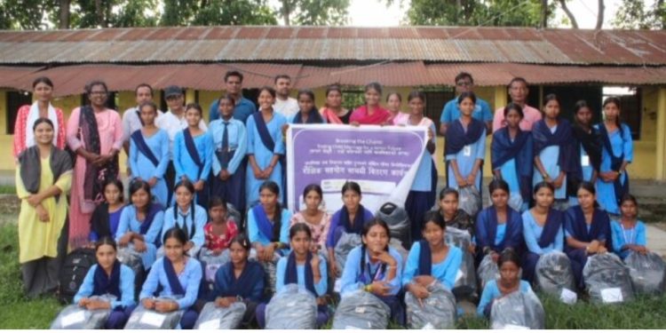विद्यालय छोड्ने जोखिममा रहेका किशोरीलाई साथ, समुदायले पनि गर्‍यो प्रतिबद्धता