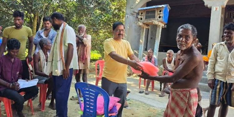 सामाजिक उत्तरदायित्व निर्वाह गर्दै यादवद्वारा गरिब–दलित परिवारलाई झुल वितरण