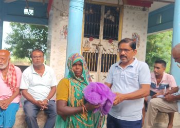 समाजसेवी तथा नेपाली कांग्रेसका नेता जयकिशोर यादवद्वारा नवराजपुर–१ गेरुवाहामा करिब ६० घरधुरीलाई झुल वितरण