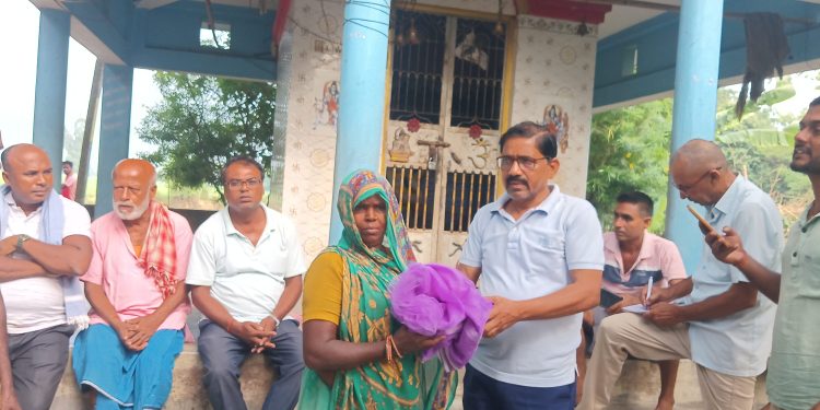 समाजसेवी तथा नेपाली कांग्रेसका नेता जयकिशोर यादवद्वारा नवराजपुर–१ गेरुवाहामा करिब ६० घरधुरीलाई झुल वितरण