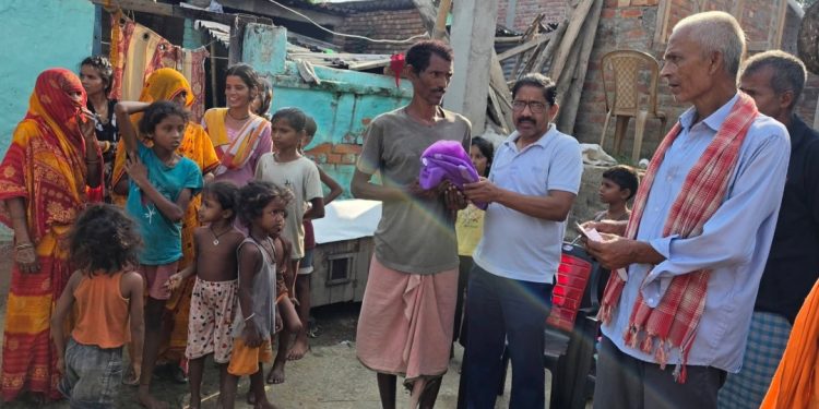 समाजसेवी जयकिशोर यादव नवराजपुरका गरिब तथा विपन्न परिवारका सहारा बन्दै