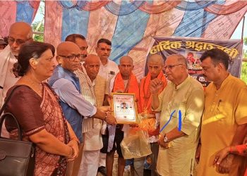 आन्दोलनमा ज्यान गुमाएका गणेशको परिवार र घाइते सुभाषलाई विश्व हिन्दु परिषद्को आर्थिक सहारा