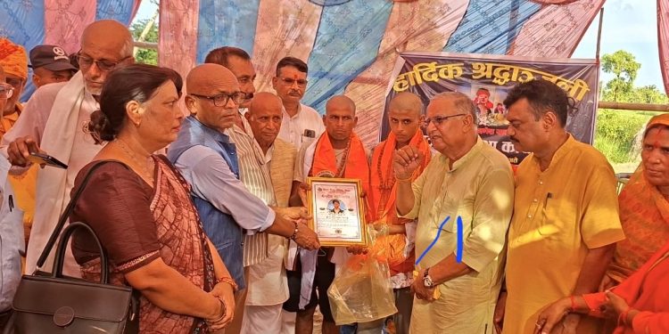 आन्दोलनमा ज्यान गुमाएका गणेशको परिवार र घाइते सुभाषलाई विश्व हिन्दु परिषद्को आर्थिक सहारा