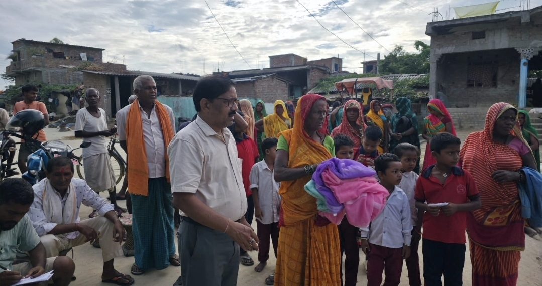 समाजसेवी जयकृष्ण यादवद्वारा नवराजपुरमा २२५ घरपरिवारलाई झुल वितरण