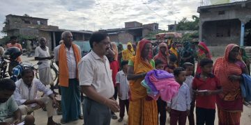 समाजसेवी जयकृष्ण यादवद्वारा नवराजपुरमा २२५ घरपरिवारलाई झुल वितरण