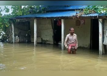 कोसीको पानी बस्तीमा पस्दा सप्तरीमा १७ परिवार प्रभावित, चार सुत्केरीसहित बाँधमा सारिए