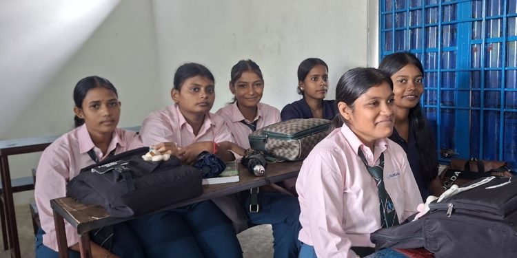 वित्तीय ज्ञानसँगै लगानीको आधार सिक्दै लहानका विद्यार्थी मनकामना कलेजका विद्यार्थी