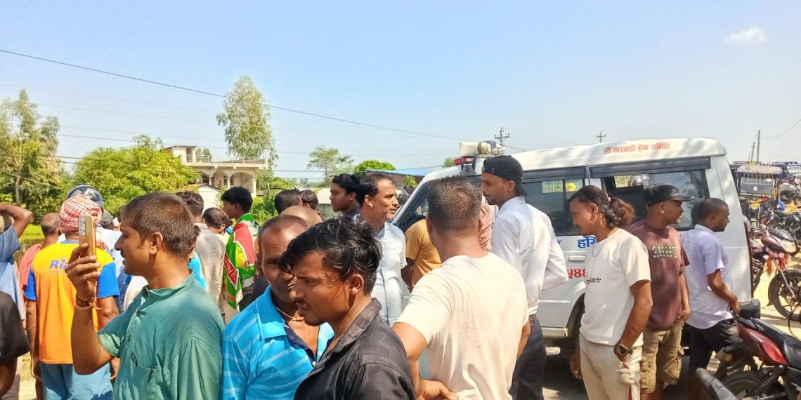 सप्तरीमा साइकलयात्रीको मृत्युपछि आक्रोशित आफन्त सडकमा ठक्कर दिने सवारी खोज्न प्रहरीले लापरबाही गरेको आरोप लगाउँदै हुलाकी सडक अवरुद्ध!
