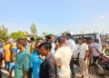 सप्तरीमा साइकलयात्रीको मृत्युपछि आक्रोशित आफन्त सडकमा ठक्कर दिने सवारी खोज्न प्रहरीले लापरबाही गरेको आरोप लगाउँदै हुलाकी सडक अवरुद्ध!