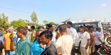 सप्तरीमा साइकलयात्रीको मृत्युपछि आक्रोशित आफन्त सडकमा ठक्कर दिने सवारी खोज्न प्रहरीले लापरबाही गरेको आरोप लगाउँदै हुलाकी सडक अवरुद्ध!