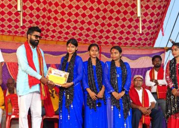 सरोज यादवद्वारा प्रथम सलहेश झिझिया ग्रुप खोक्सीलाई १५ हजार पुरस्कार