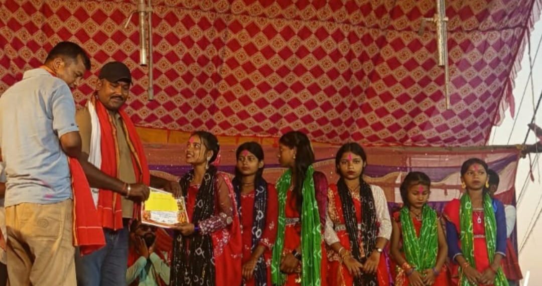 सामाजिक कार्यमा सक्रिय शम्भु दासद्वारा झिझिया समूहलाई पुरस्कार प्रदान