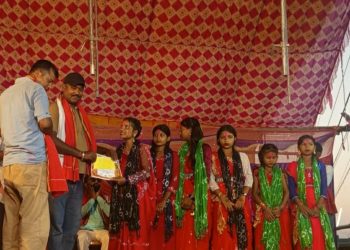 सामाजिक कार्यमा सक्रिय शम्भु दासद्वारा झिझिया समूहलाई पुरस्कार प्रदान