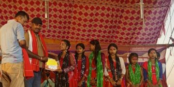 सामाजिक कार्यमा सक्रिय शम्भु दासद्वारा झिझिया समूहलाई पुरस्कार प्रदान